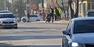 Kamyonet ile Motosiklet Çarpıştı: 2 Yaralı