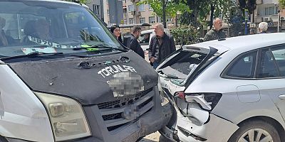 Kamyonet ile otomobil çarpıştı: 3 yaralı