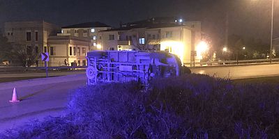 Kamyonet yan yattı