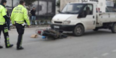 Kamyonetin altına giren motosiklet sürücüsü yaralandı