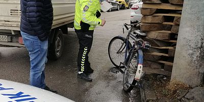 Kamyonetlerin arasına sıkışan bisiklet sürücüsü yaralandı