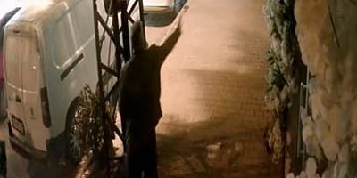 Kapalı olan kuaförün camlarına yumurta fırlattı