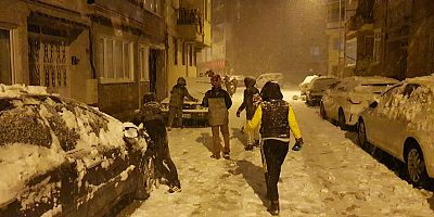Kar yağışı çocukları sokağa döktü... İşte o güzel görüntüler