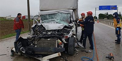 Karacabey'de tıra çarpan kamyonetin sürücüsü yaralandı