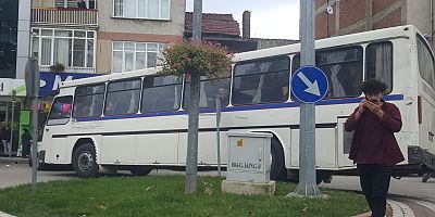 KAVŞAĞI DÖNEMEYEN OTOBÜS TRAFİĞİ TIKADI