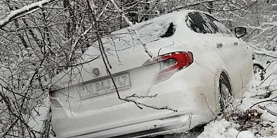 Kaygan Yolda Otomobil Dereye Uçtu: Kurtarıcıyla Otoparka Çekildi