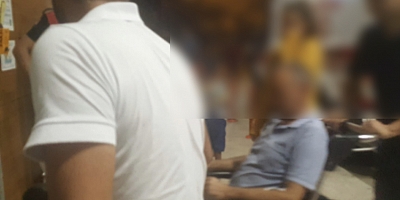 KAYGANLAŞAN YOLDA BARİYERLERE ÇARPTI