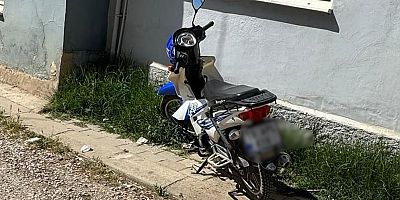 Kazada yaralanan çocuğu eldivenden yaptıkları balonla oyaladılar