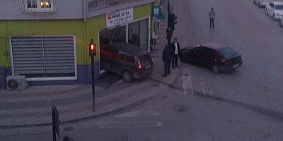 Kazaya karışan araç polikliniğe daldı