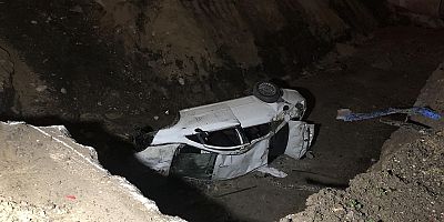 Kazılan çukura düşen otomobilin sürücüsü yaralandı