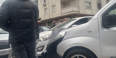 KEMALPAŞA MAHALLESİ’NDE 3 ARAÇLI KAZA