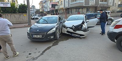 Kemalpaşa Mahallesi’nde İki Otomobil Çarpıştı: 1 Yaralı
