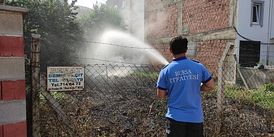 Kemalpaşa Mahallesi Yakut Sokak üzerinde bulunan boş arsada yangın çıktı
