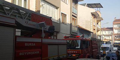 KENDİ EVİNİ ATEŞE VERDİ