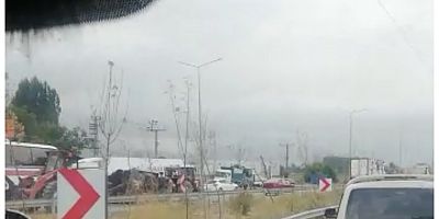 Kereste yük römork devrildi