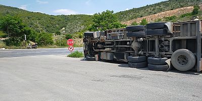 Kereste yüklü kamyon devrildi