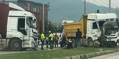 Kestel'de tır kamyona çarptı, iki sürücü yaralandı