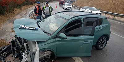 Kestel’de Yağmur Nedeniyle Kayganlaşan Yolda Otomobil Bariyere Çarptı