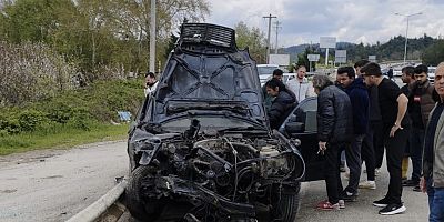 KESTEL TURANKÖY’DE KAZA: OTOMOBİL BARİYERLERE ÇARPTI, SÜRÜCÜ YARALANDI