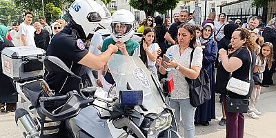 Kimliğini düşüren gencin imdadına yunus polisleri yetişti