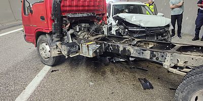 Kınık Tüneli’nde Trafik Kazası: Cip Kamyonete Çarptı