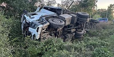 Kırklareli Lüleburgaz'da devrilen tırın sürücüsü kazadan yara almadan kurtuldu