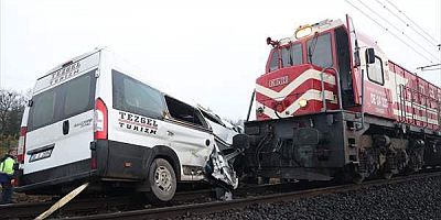 Kırklareli'nde hemzemin geçitte trenin çarptığı servis minibüsündeki 2 kişi yaralandı