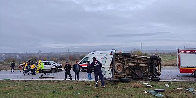 Kırklareli'nde panelvan ile otomobil çarpıştı, 1 kişi öldü, 2 kişi yaralandı