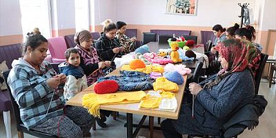 Kırklareli'nde Roman kadınlar afetzedeler için giysi dikiyor