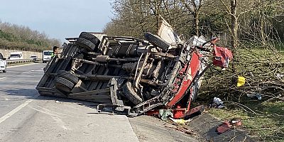 Kocaeli’de Ağaçları devirip yan yatan kamyonet kağıt gibi ezildi: 2 yaralı