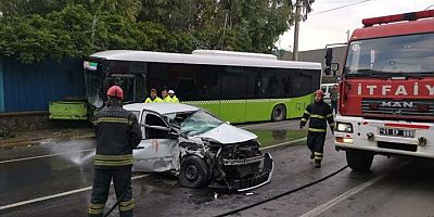 Kocaeli'de belediye otobüsü ile otomobil çarpıştı, bir kişi öldü, 2 kişi yaralandı