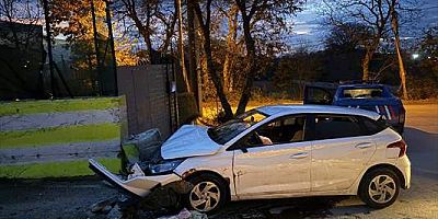 Kocaeli'de beton dubaya çarpan otomobilin sürücüsü yaralandı.