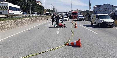 Kocaeli'de devrilen motosikletten düşen sürücü tırın çarpması sonucu öldü