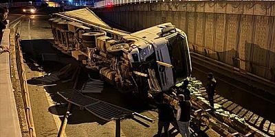 Kocaeli'de devrilen tır ulaşımı aksattı