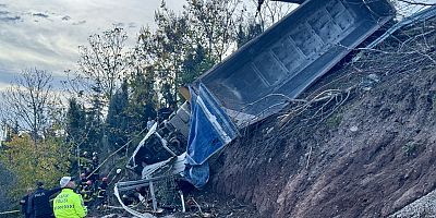 Kocaeli'de devrilen tırın altında kalan sürücü öldü, 1 kişi yaralandı