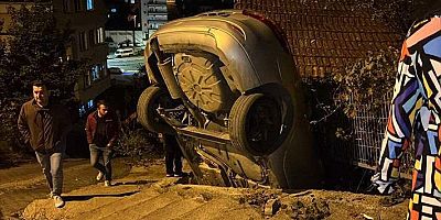 Kocaeli'de freni boşalan otomobil evin duvarına çarptı