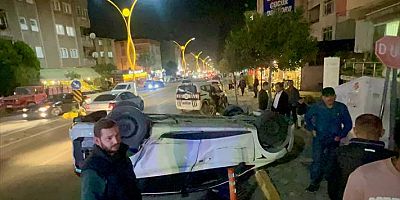 Kocaeli'de halk otobüsü ile otomobilin çarpıştığı kaza araç kamerasına yansıdı