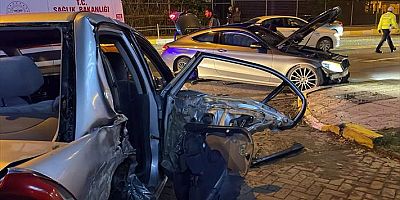 Kocaeli'de iki otomobilin karıştığı kazada 3 kişi yaralandı