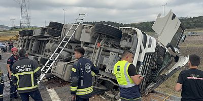 Kocaeli’de Karpuz yüklü tır devrildi: 1 ölü, 3 yaralı