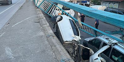 Kocaeli’de Korkulukları yıkan otomobil duvarda asılı kaldı, 