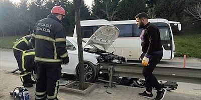 Kocaeli'de otomobilin bariyere çarpması güvenlik kamerasında