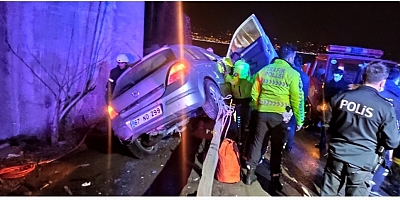 Kocaeli'de otomobilin bariyerin üzerine çıktığı kazada 2 kişi yaralandı
