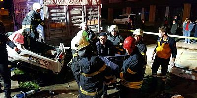 Kocaeli'de otomobilin park halindeki tıra çarpması sonucu 3 genç öldü