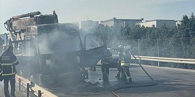 Kocaeli'de seyir halindeki vinç yandı