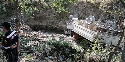 Kontrolden çıkan kamyonet dereye uçtu