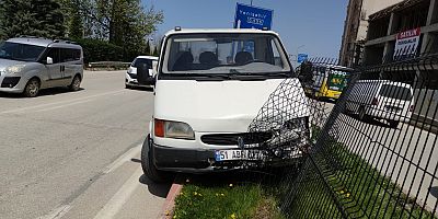 Kontrolden çıkan kamyonet orta refüje çıktı