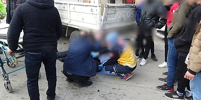 Kontrolden çıkan motosiklet kamyonetin altına girdi