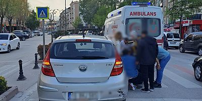 Kontrolden çıkan motosiklet önündeki otomobile çarptı