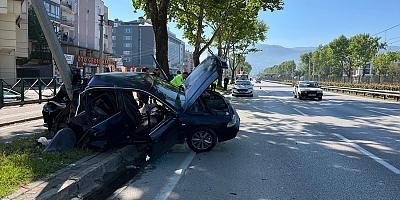 Kontrolden çıkan otomobil aydınlatma direğine çarptı: 1’i ağır 2 yaralı