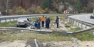 Kontrolden çıkan otomobil bariyerlere çarpıp refüje girdi; 2 kişi yaralı